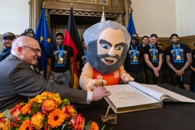 Auch Maskottchen "Karli" durfte sich ins Goldene Buch der Stadt Chemnitz eintragen.