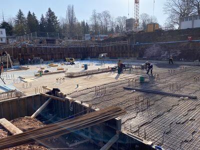 mehrere übereinanderliegende Bewehrungslagen aus Bewehrungsstahl