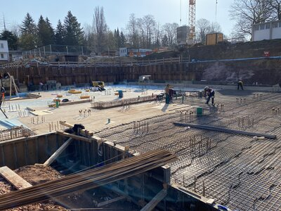 mehrere übereinanderliegende Bewehrungslagen aus Bewehrungsstahl