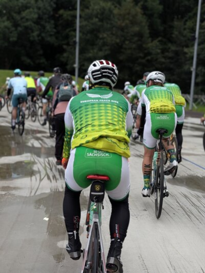 Nach der Ankunft des European Peace Ride fuhren alle Radelnden gemeinsam mit dem Peloton eine Runde im Stadion.
