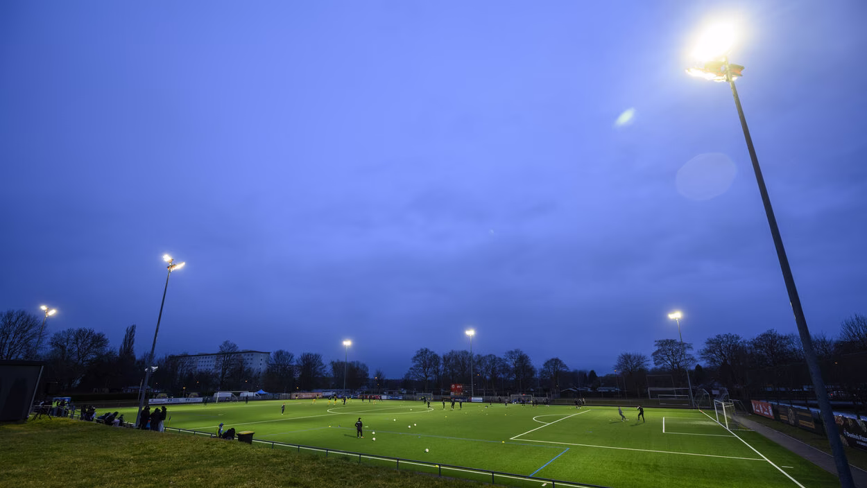 Die neue Flutlichtanlage wurde mit einem Freundschaftsspiel gegen den Chemnitzer FC eingeweiht.
