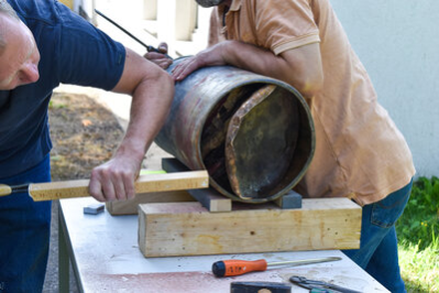 Lars Erhardt, Restaurator vom Schloßbergmuseum (links) und Volker Schriever von der Werkstatt des Schloßbergmuseums stemmen gemeinsam den Deckel der alten Zeitkapsel auf.