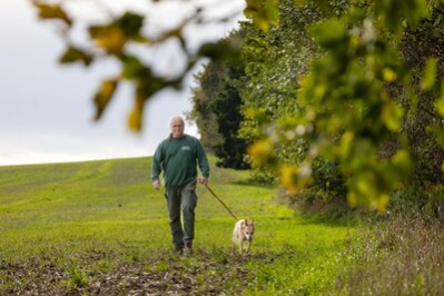 Jens von Lienen ist es wichtig, dass die Hunde viel Auslauf bekommen. Dem Tierheim helfen dabei viele Gassigeher.