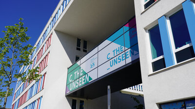Glasverbinder am Technischen Rathaus, welcher mit dem Slogan der Kulturhauptstadt "C the unseen" beklebt wurde.