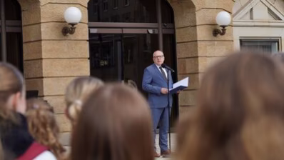 Oberbürgermeister Sven Schulze hielt ein Grußwort zur Stolpersteinverlegung von Richard Tauber