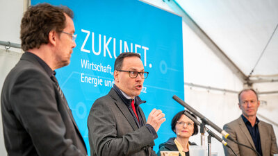 Vorstandvorsitzender Andreas Eichhorst der Verbraucherzentrale Sachsen, Energieminister Dirk Panter, Moderatorin Franziska Wöllner und Bürgermeister Knut Kunze bei der Eröffnung der Sächsischen Energietage