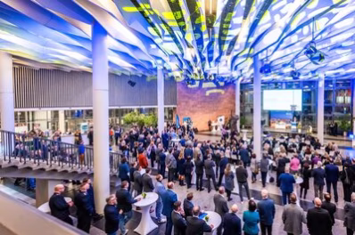 Der Neujahrsempfang des Oberb&uuml;rgermeisters im Foyer der Stadthalle mit zahlreichen G&auml;sten.
