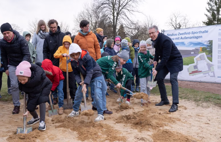Ground-breaking ceremony for new two-court sports hall in Gr&uuml;na