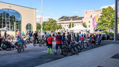 Teilnehmende der #chemnitzdrehtamradtour2025 vor der Hartmannfabrik