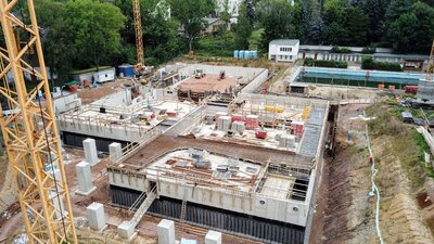 Luftbild vom Stand der Arbeiten am Schwimmsportkomplex