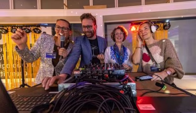Mitarbeitende des smac &ndash; Staatliches Museum f&uuml;r Arch&auml;ologie Chemnitz stehen w&auml;hrend der Museumsnacht mit ihren eigenen Playlists am DJ-Pult.