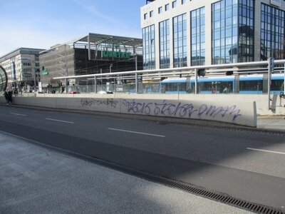 Graffitifläche für Auftragsarbeit: Brüstungsmauern zur Tiefzufahrt Bahnhofstraße