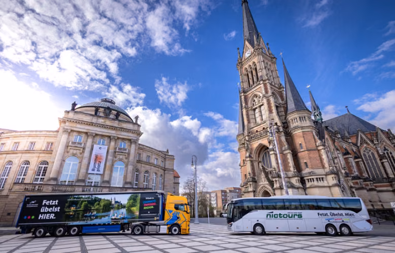 Lkw und Bus sind unterwegs als Markenbotschafter