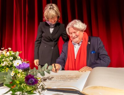 Egmont Elschner hat sich ins Goldene Buch der Stadt Chemnitz eingetragen.