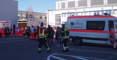 Mitarbeiter des Katastrophenschutzes bereiten die Messe Chemnitz als Evakuierungsobjekt vor