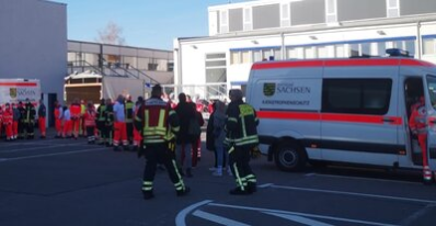Mitarbeiter des Katastrophenschutzes bereiten die Messe Chemnitz als Evakuierungsobjekt vor