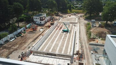 Juli 2024: Die Verlegung des Edelstahlbeckens läuft.