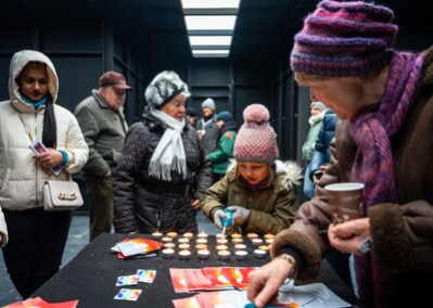 Im Friedenskreuz konnten sich die Besucher:innen Filme anschauen und ihre Friedenswünsche aufschreiben.