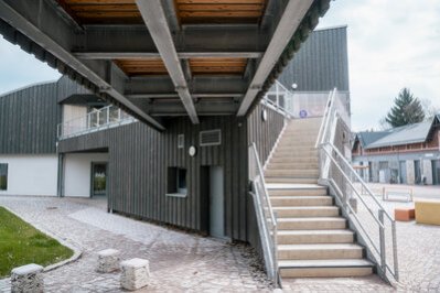 Zugang zur Stadtwirtschaft mit Brücke und Treppe.