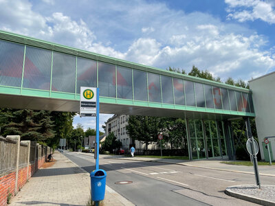 Glasverbinder des Klinikums Chemnitz mit wirksamen Vogelschutzmuster