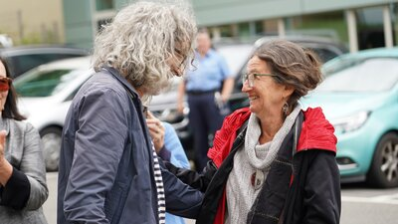 Daniel Dost von den Buntmacher:innen e.V. und eine Angehörige von Irmgard Goeritz