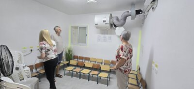 Das Ehepaar Zeidler macht sich einen Eindruck von dem neu errichteten Bunker neben dem Kindergarten in Kirjat Bialik.