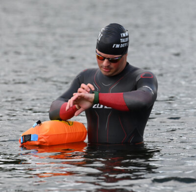 Joseph Heß trainiert unter anderem im Stausee Oberrabenstein für sein Vorhaben, den Rhein entlang zu schwimmen.