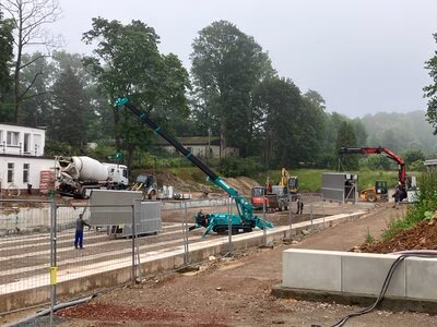 Beim 50-Meter-Becken laufen Tiefbauarbeiten und die ersten Teile werden eingebaut.