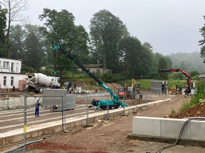 Beim 50-Meter-Becken laufen Tiefbauarbeiten und die ersten Teile werden eingebaut.