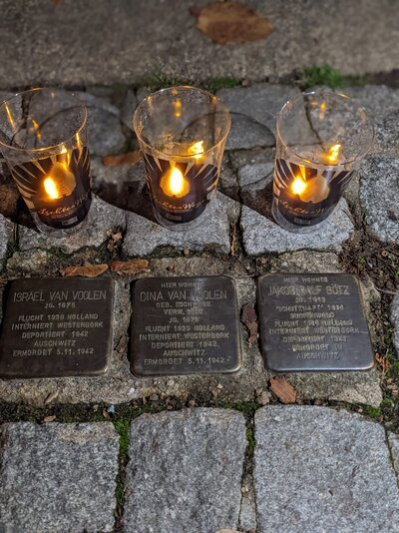 Lichter an geputzten Stolpersteinen