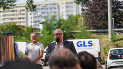 Oberbürgermeister Sven Schulze spricht zu den Gästen der Einweihung des Grundsteins