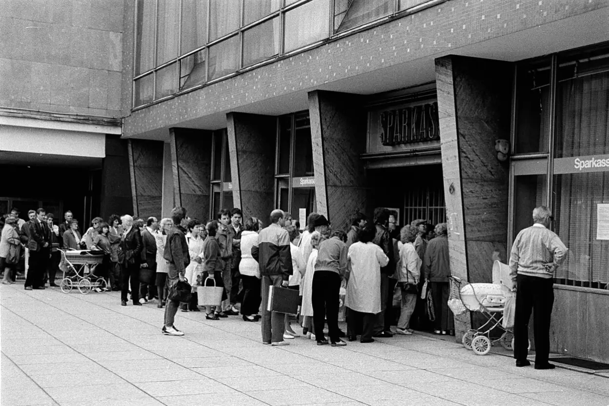 Die D-Mark ist nun auch in der DDR die einzige W&auml;hrung.