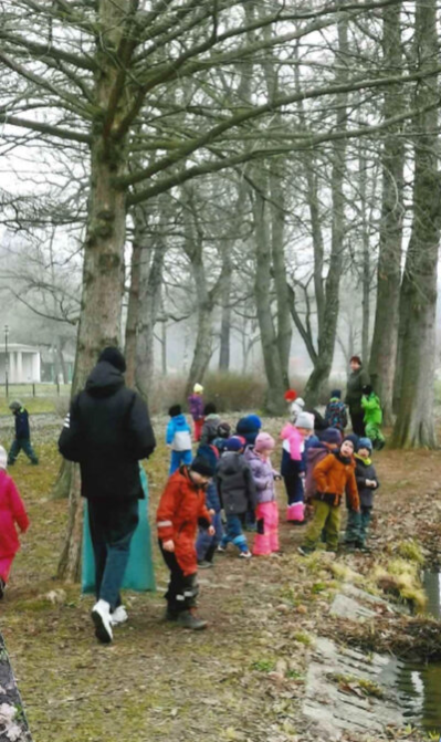 Kindergruppe, die Müll sammelt