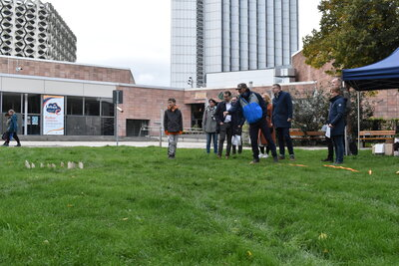 Beim Finnischen Nachmittag im Stadthallenpark drehte sich alles um Sportarten und Spiele aus dem Land im Norden. Zusammen mit dem Holzkombinat konnten Besucherinnen und Besucher ihre eigenen Hölzer für das Wurfspiel »Mölkky« herstellen.