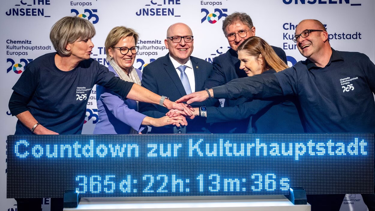 Oberbürgermeister Sven Schulze hat bei seinem Neujahrsempfang den Countdown zur Eröffnung des Kulturhauptstadtjahres 2025 symbolisch gestartet, um die Vorfreude auf die Kulturveranstaltungen in Chemnitz in diesem Jahr zu steigern.