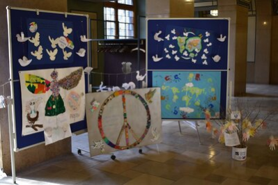 In der Wandelhalle im 2. OG des Rathauses werden vom 3. bis 6. März Bastelarbeiten und Bilder zum Thema Frieden, die in Chemnitzer Kitas sowie Horten entstanden sind, gezeigt.