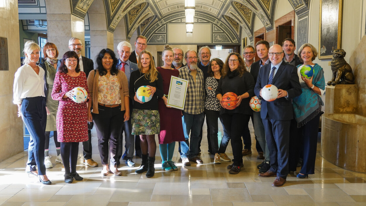 Am 22. September wurde die Urkunde für die Auszeichnung als "Fairtrade Town" im Rathaus überreicht.