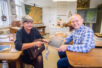 Birgit Raddatz und Kai-Uwe Hacker im Herzstück des Schulmuseums Ebersdorf: der Schulstube.