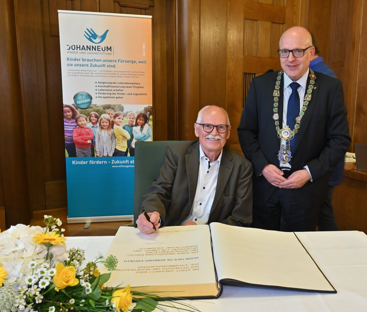 Prof. Dr. Reinhard Erfurth trägt sich im Beisein von Oberbürgermeister Sven Schulze ins Goldene Buch der Stadt Chemnitz ein
