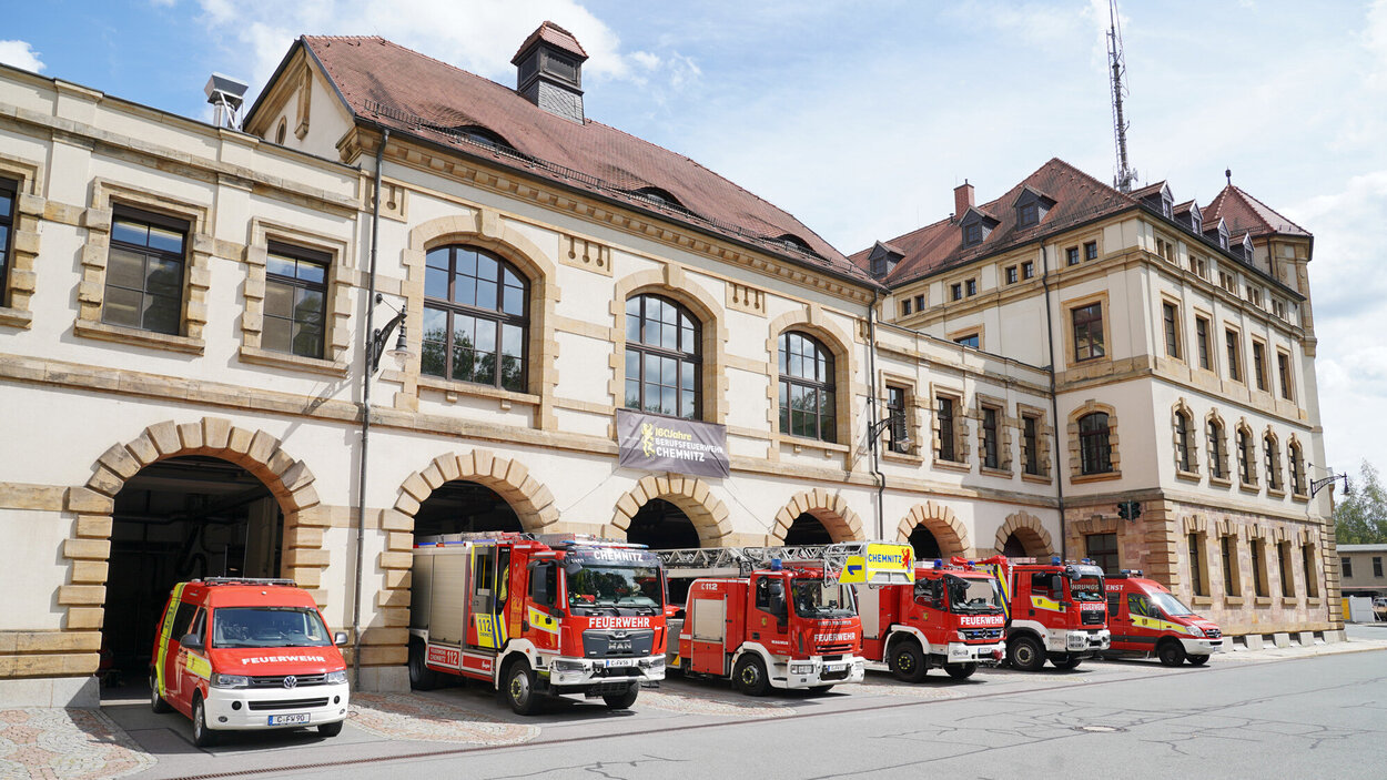 Sechs Feuerwehrfahrzeute stehen vor der Feuerwache 1 in der Schadestraße.