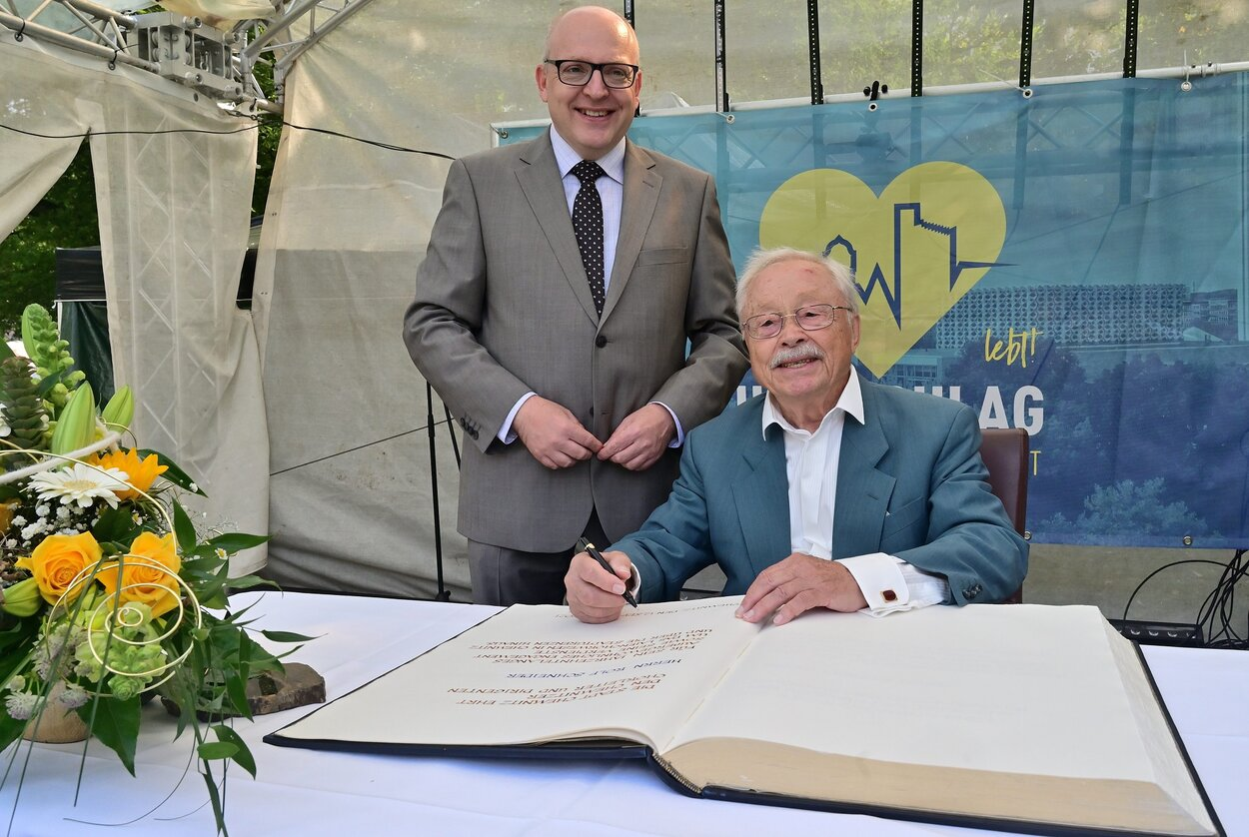 Rolf Schneider trägt sich in das Goldene Buch ein