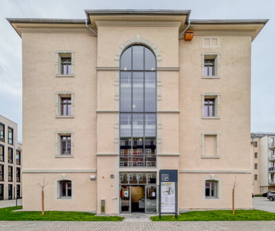 Im einstigen Hafttrakt B des ehemaligen Kaßberg-Gefängnisses waren früher politische Häftlinge aus Gefängnissen der ganzen DDR eingesperrt, bevor sie im Rahmen des Häftlingsfreikaufs in den Westen entlassen wurden. Heute erinnert daran eine Dauerausstellung in dem Gebäudeteil.