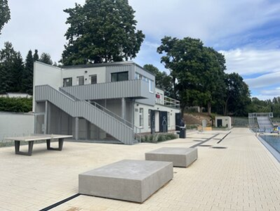 Im Fokus steht das Bestandsgebäude, welches von der Seite aufgenommen wurde.