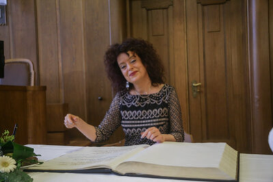 Sabine Kühnrich bei der Eintragung ins Goldene Buch der Stadt Chemnitz