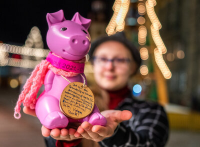 Janice Schmelzer mit ihrem Spendensparschwein Rosalie