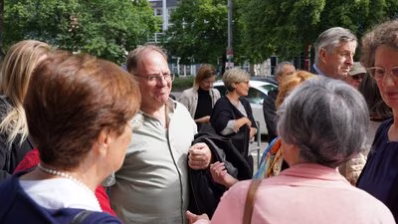 Teilnehmende der Stolpersteinverlegung für Familie Strauß