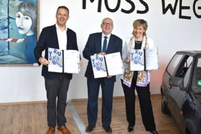 Oberbürgermeister Sven Schulze (Mitte), der amtierenden Geschäftsführer der Kulturhauptstadt Europas Chemnitz 2025 GmbH, Dr. Christoph Dittrich, und die Intendantin des Mitteldeutschen Rundfunks, Prof. Dr. Karola Wille, mit dem unterzeichneten Kooperationsvertrag