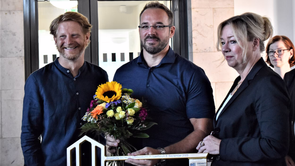 Bürgermeister Ruscheinsky und Stötzer übergeben symbolischen Schlüssel an OSP-Leiter Christian Pöhler beim Festakt Chemnitz.