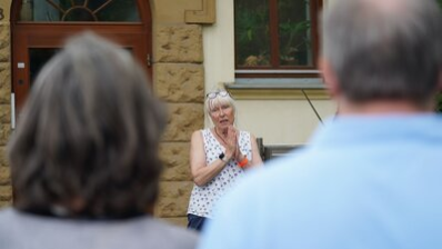 Willy Lessers Enkelin spricht anlässlich der Stolpersteinverlegung in Chemnitz