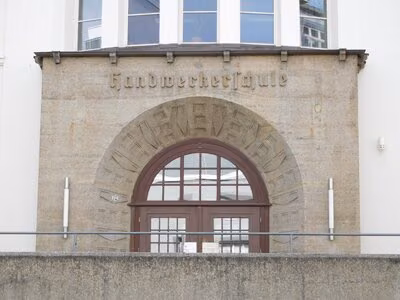 Ehemalige III. Fortbildungsschule - Haupteingangsportal - 2020